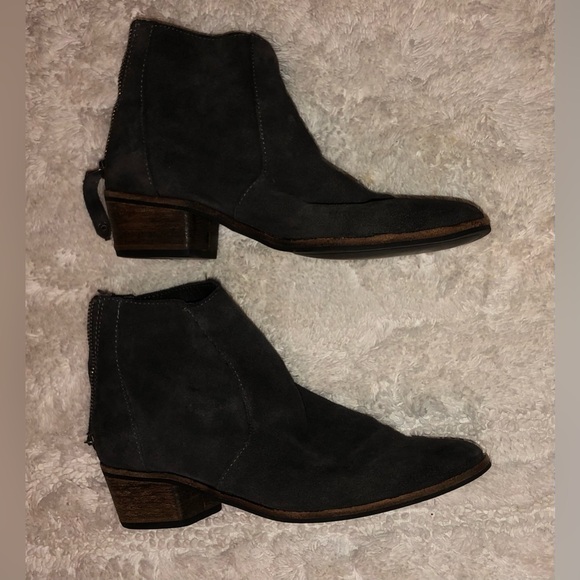 Dolce Vita ankle boots size 6 1/2 leather upper preowned

Bundle2save $ Shipping - Picture 6 of 10
